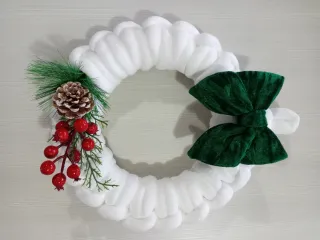 Ghirlanda natalizia bianca con fiocco verde