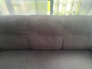 Sofá de tela gris antracita.