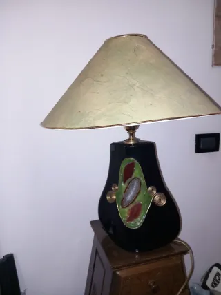 Lampada da tavolo design nero e oro