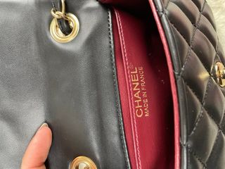 Mala Chanel preta com detalhes dourados