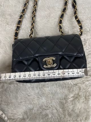 Mala Chanel preta com detalhes dourados