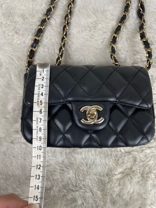 Mala Chanel preta com detalhes dourados