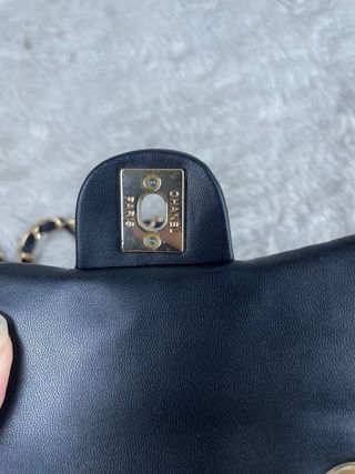 Mala Chanel preta com detalhes dourados