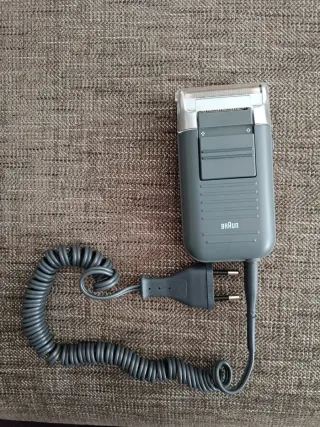 Máquina de afeitar Braun gris y plateada