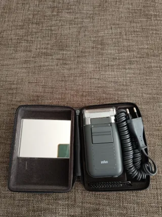 Máquina de afeitar Braun gris y plateada