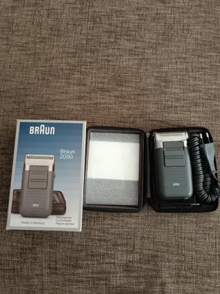 Máquina de afeitar Braun gris y plateada