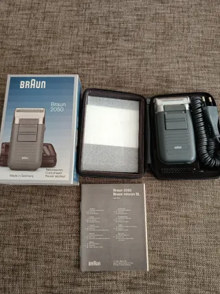 Máquina de afeitar Braun gris y plateada