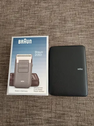 Máquina de afeitar Braun gris y plateada