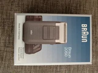 Máquina de afeitar Braun gris y plateada