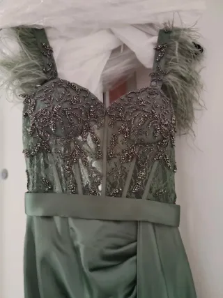 Vestido largo verde con plumas