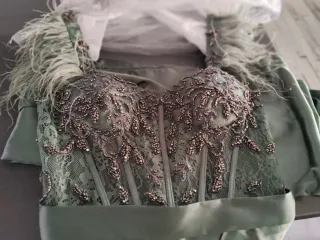 Vestido largo verde con plumas