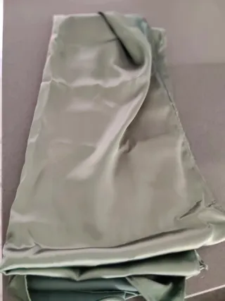 Vestido largo verde con plumas