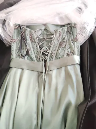 Vestido largo verde con plumas