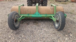 Rulo compactador agrícola verde