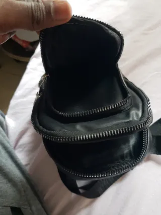 Riñonera negra con cremallera