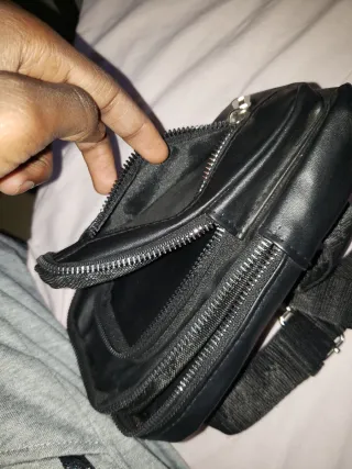 Riñonera negra con cremallera