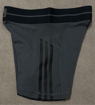 Shorts gris oscuro y negro Adidas talla S