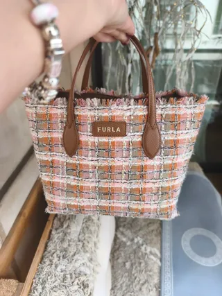 Bolso de mano tejido y asas en piel , Furla.