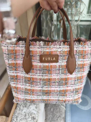 Bolso de mano tejido y asas en piel , Furla.