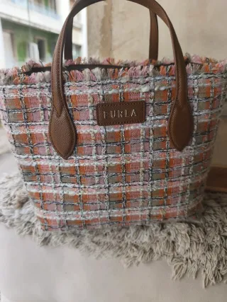 Bolso de mano tejido y asas en piel , Furla.