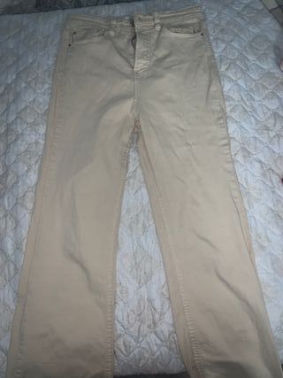 Pantalón beige Stradivarius