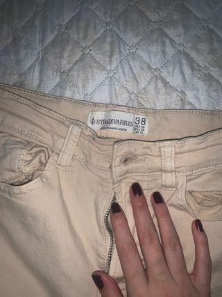 Pantalón beige Stradivarius
