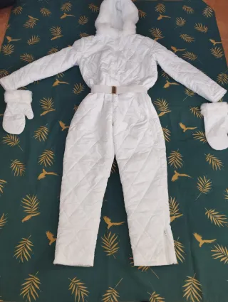 Mono blanco con capucha y guantes