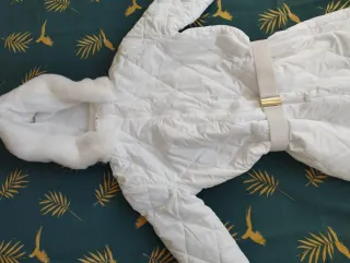 Mono blanco con capucha y guantes