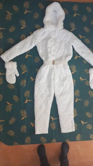 Mono blanco con capucha y guantes