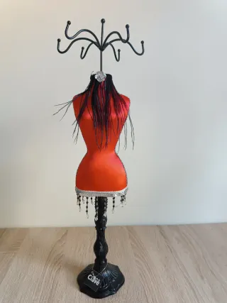 Busto portagioie con collane appese