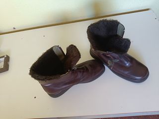 Botas de pelo marrones y negras