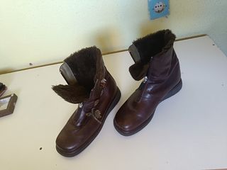 Botas de pelo marrones y negras