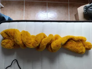 Bufanda amarilla de pelo sintético