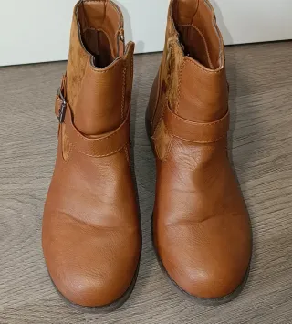 Botines marrones con hebilla