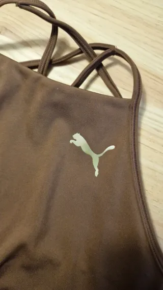 Top deportivo Puma espalda cruzada marrón