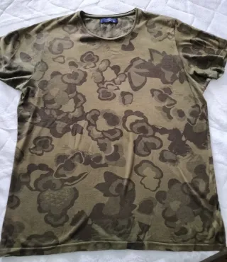 Camiseta verde y marrón estampada