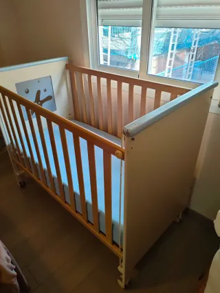 Cuna de madera con ruedas de la marca MICUNA