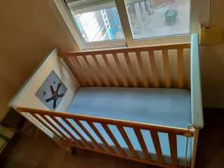 Cuna de madera con ruedas de la marca MICUNA