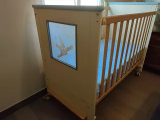 Cuna de madera con ruedas de la marca MICUNA