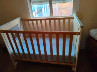 Cuna de madera con ruedas de la marca MICUNA