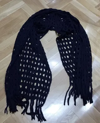 Bufanda negra de red con flecos