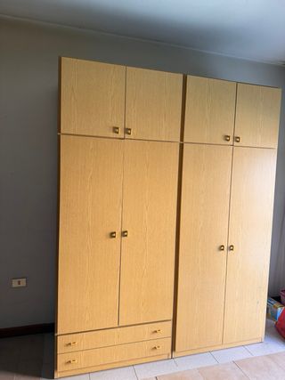 Due armadi uguali color legno