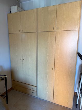 Due armadi uguali color legno