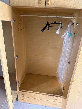 Due armadi uguali color legno