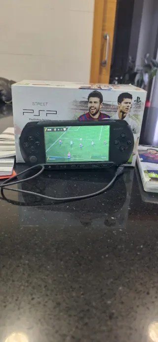 PSP Street E1004 con FIFA 12 Pack