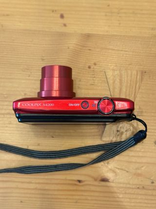 Digicam Nikon Coolpix S4200 / 16MP + touch screen