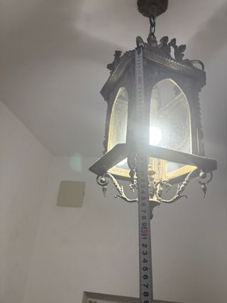 Farol de bronce antiguo con más de 100 años
