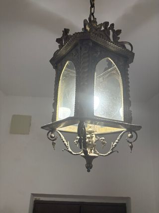 Farol de bronce antiguo con más de 100 años
