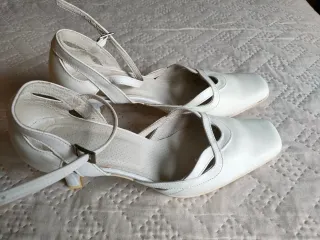 Zapatos blancos de tacón con tira