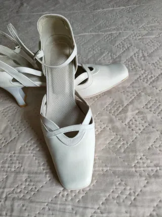 Zapatos blancos de tacón con tira